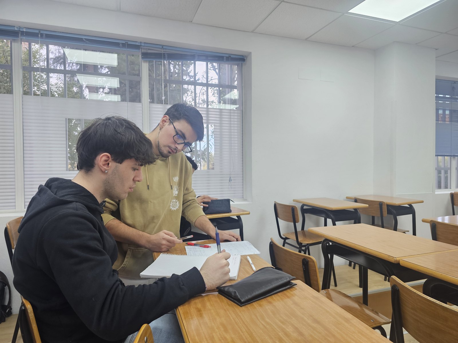 Profesor ayudando a un alumno